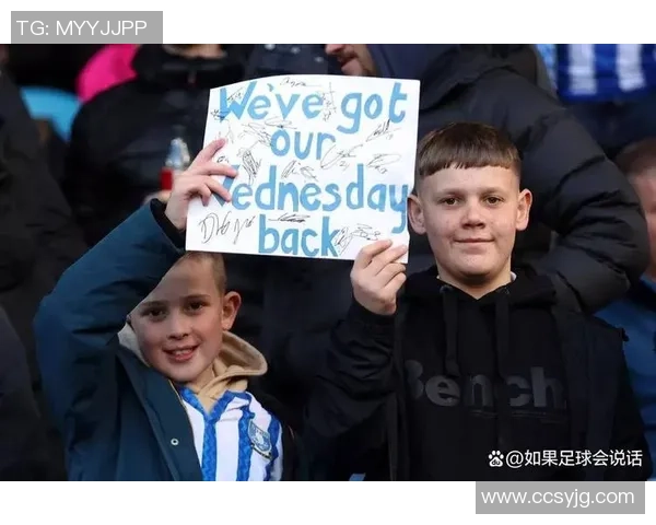 球迷热情高涨围观足球球星亲临签字现场引发万人排队盛况